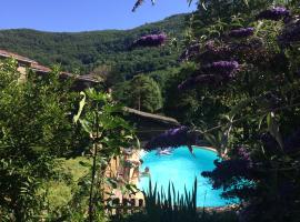 Gîte Tanagra : Maison avec piscine et vue exceptionnelle，位于Roquefort-les-Cascades的度假屋
