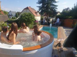 Ferienwohnung Moritzburg mit Pool，位于莫里茨堡的酒店