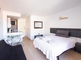 Dream Studio in Benalmadena Costa del Sol，位于贝纳尔马德纳的带泳池的酒店