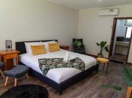 Green Gables Warburton - King Luxury Suite，位于沃伯顿的酒店