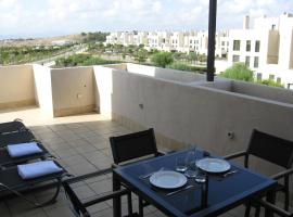 First Floor Non Smoking Air Conditioned 4 Person Luxury Golf Apartment，位于Corvera的酒店