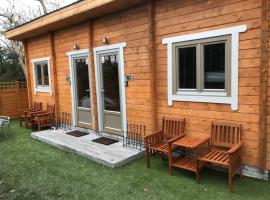 Immaculate Cabin 5 mins to Inverness Dog friendly，位于因弗内斯的带停车场的酒店