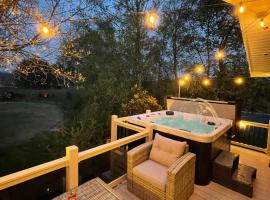 Torrey Pines - 2 bedroom hot tub lodge with free golf, NO BUGGY，位于Swarland的别墅