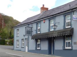 Afon Duad Inn and Dolau Cottage，位于Cwm-Duad的宾馆