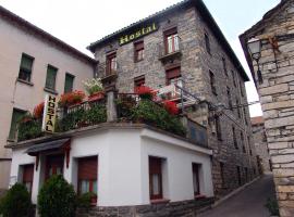 Hostal Pirineos Sarvisé，位于萨尔维塞的酒店