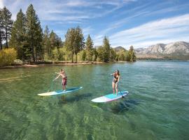 Donner Lake Home Walk to the Lake Trails & Family Activities，位于特拉基的酒店