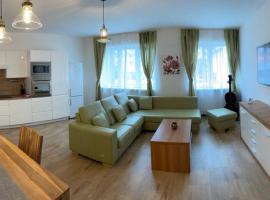 Newly renovated 2 rooms apartment downtown Nitra，位于尼特拉康斯坦丁哲学家大学附近的酒店