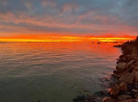 Shark Bay Seafront Apartments，位于德纳姆的酒店