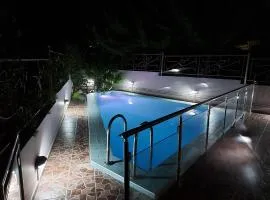 Violet Studio με πισίνα