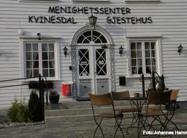 克维内斯达尔杰斯特赫斯酒店，位于克维内斯达尔的酒店