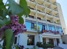 Hotel Spa Cazino Monteoru，位于萨拉他蒙蒂鲁的带停车场的酒店