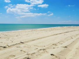 Un appartement de charme à Hammamet，位于哈马马特的海滩短租房