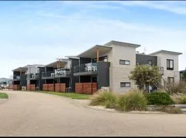 Captains Cove 1st Floor Spa Luxury Apartments - Free Netflix