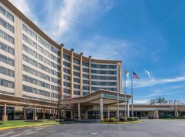 Clarion Hotel & Suites Mount Laurel，位于劳雷尔山的酒店