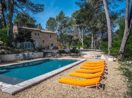 Stunning panoramic views and heated pool in Roussillon，位于鲁西永的别墅