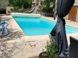 FONT NOUVELLE maison de charme Drôme Provençale, 6 ou 10 personnes avec piscine，位于Plaisians的酒店