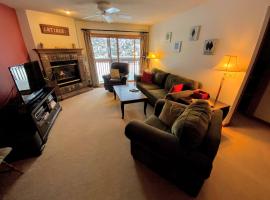 S4 Ski Slope Views Bretton Woods condo with easy access to Mt Washington Skiing White Mountains，位于Carroll的酒店