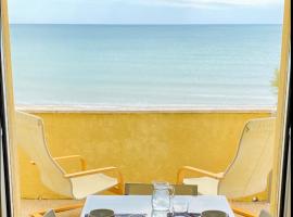 appartamento con terrazzo fronte mare，位于马里纳迪蒙泰马尔恰诺的酒店