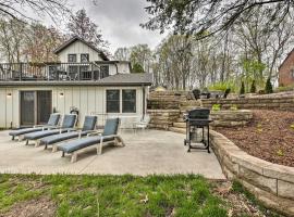 Big Cedar Lake House Views, 100 Ft to Water!，位于Hartford的酒店