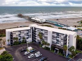 可可海滩海滨拉昆塔套房酒店，位于可可比奇可可海滩码头附近的酒店