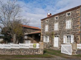Maison familiale calme avec terrasse et circuits de randonnée - FR-1-582-200，位于Mazeyrat-d'Allier的酒店
