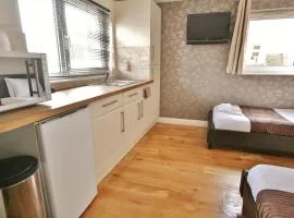 Central Studios Gloucester Road by RoomsBooked - Free Parking