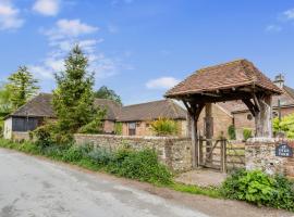 Dyke Farm Barn near Brighton by Huluki Sussex Stays，位于布莱顿霍夫魔鬼堤坝附近的酒店