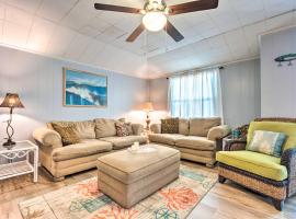 Fort Walton Coastal Retreat with Yard Walk to Beach，位于沃尔顿堡滩Northgate Shopping Center附近的酒店