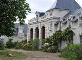 L'Orangerie du Château - LE NID - GITE 2 Personnes，位于阿洛讷河畔布兰的家庭/亲子酒店