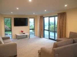 Large Group Greymouth accommodation 2 houses with 7 bedrooms 6 queens 6 single beds 5 bathrooms 5 toilets
