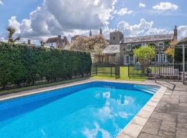 Gothic House Cottage，位于克莱尔的带泳池的酒店