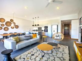 Mythic Suites & Villas by MJ Holidays，位于格兰高伯的酒店