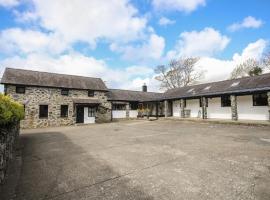 Bryn Eira Stables，位于兰韦尔普尔古因吉尔的带泳池的酒店