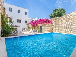 Beautiful home in Sevilla with Outdoor swimming pool and 5 Bedrooms，位于奥苏纳的酒店