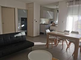 Appartement T2 accessible PMR avec terrasse et garage，位于奥内莱沙托的公寓