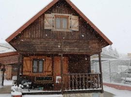 Caba&ntilde;a de madera especial y acogedora，位于Cardenete的宠物友好酒店