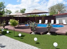 Pensiunea Casa Zece，位于图尔达的带泳池的酒店