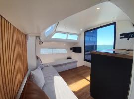 Barco Casa Catamarã Sleepandboat，位于法鲁的酒店