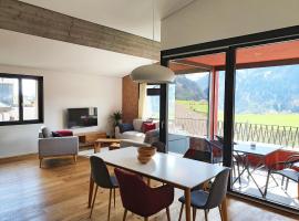 3,5 Zimmer Dachwohnung: Modern, komfortabel, zentral, mit Bergsicht，位于迪森蒂斯Monastery Disentis附近的酒店