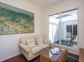 Reflections Turquoise Villa 4，位于Picnic Bay的豪华酒店