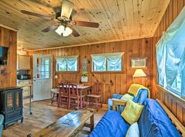 Day Trips to Boyne Mtn! Cabin Near Lake Charlevoix，位于沙勒瓦的酒店