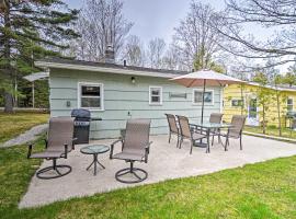 Charlevoix Cabin with Patio and Grill - Steps to Lake!，位于沙勒瓦麦哨巴山游乐区附近的酒店