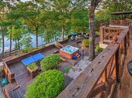 Luxe Lakehouse Boat Dock, Hot Tub and Kayaks!，位于温泉城的酒店