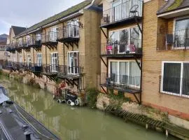 Penthouse Waterfront Apartment - St Neots