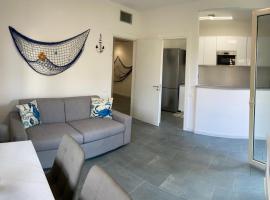 Appartamento completamente rinnovato, con giardino, a 100 mt dal mare，位于马里纳迪马萨的公寓