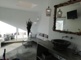 Studio farma，位于Zefir&iacute;a的带停车场的酒店