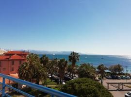 Appartement rooftop vue mer，位于昂蒂布萨利斯海滩附近的酒店