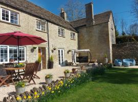 Thames Head Wharf - Historic Cotswold Cottage with Stunning Countryside Views，位于赛伦塞斯特的酒店