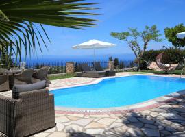 Villas Goudis，位于苏卡雷斯佩夫蔻利亚海滩附近的酒店