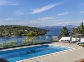 Villa CAPTAINS house on Šolta island with private pool, 3 bedrooms, 4 bathrooms, amazing sea views，位于尼库加姆的别墅